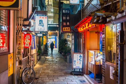 日本那霸市建成巨大龙柱迎外国游客