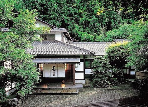 日本奈良市区这个寺庙，有着1400多年的历史，交通便利，游客众多